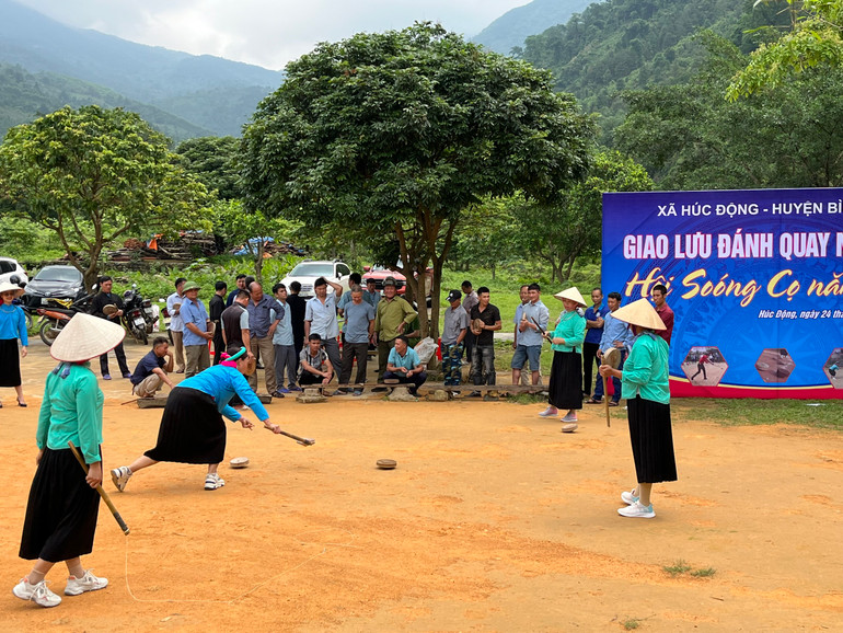 Nhiều "quay thủ" nữ tỏ ra rất điệu nghệ trong điều khiển quay sao cho xoay được lâu nhất, có thể hơn 15 phút mỗi lần. Nhiều "quay thủ" nữ tỏ ra rất điệu nghệ trong điều khiển quay sao cho xoay được lâu nhất, có thể hơn 15 phút mỗi lần.