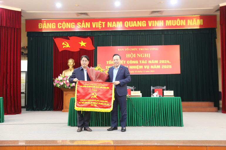 Đảng bộ cơ quan Ban Tổ chức Trung ương được nhận danh hiệu Đảng bộ hoàn thành xuất sắc nhiệm vụ tiêu biểu 5 năm liền.
