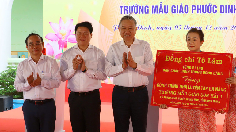 Tổng Bí thư dự lễ động thổ xây dựng Nhà đa năng, phòng học, Trường mẫu giáo Phước Dinh. (Ảnh: VĂN NỶ)