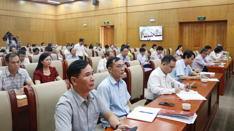 Cán bộ, đảng viên, công chức, người lao động cơ quan Đảng ủy Khối dự hội nghị.