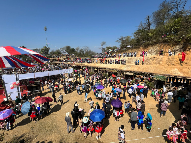 Bà con các dân tộc cùng đến vui hội.