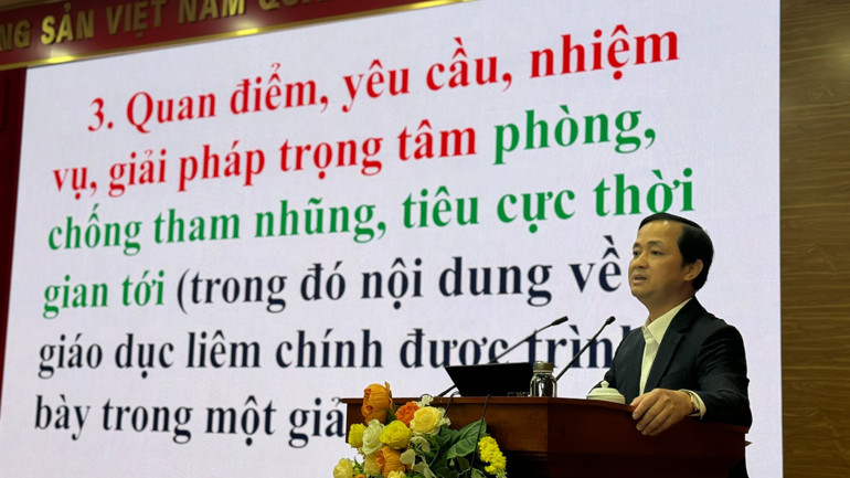 Đồng chí Nguyễn Xuân Trường thông tin về công tác đấu tranh phòng chống tham nhũng, tiêu cực. Đồng chí Nguyễn Xuân Trường thông tin về công tác đấu tranh phòng chống tham nhũng, tiêu cực.