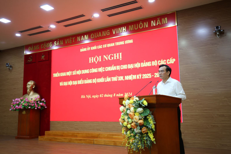 Chánh Văn phòng Đảng ủy Khối Nguyễn Minh Chung trình bày dự thảo Kế hoạch làm việc của Tiểu ban Văn kiện và Tiểu ban phục vụ Đại hội.