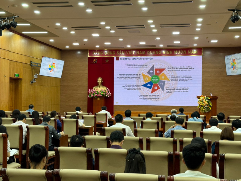 Quang cảnh hội nghị tại điểm cầu Đảng ủy Khối.