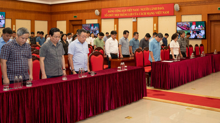 Cán bộ, công chức, viên chức Cơ quan Ủy ban Kiểm tra Trung ương tưởng niệm chiến sĩ và nhân dân bị thiệt mạng trong thiên tai. (Ảnh: Sơn Tùng) Cán bộ, công chức, viên chức Cơ quan Ủy ban Kiểm tra Trung ương tưởng niệm chiến sĩ và nhân dân bị thiệt mạng trong thiên tai. (Ảnh: Sơn Tùng)