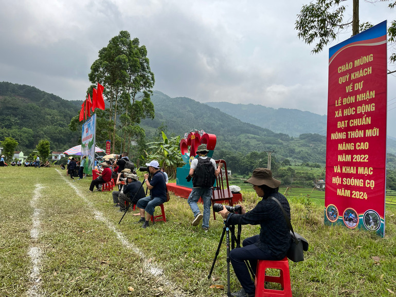 Các nhiếp ảnh gia cũng là các cổ động viên nhiệt tình. Các nhiếp ảnh gia cũng là các cổ động viên nhiệt tình.