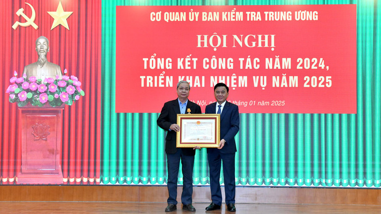 Thường trực Ban Bí thư Trần Cẩm Tú trao Huân chương Độc lập hạng 3 tặng đồng chí Vũ Khắc Hùng, nguyên Ủy viên Ủy ban Kiểm tra Trung ương. (Ảnh: ĐĂNG KHOA)