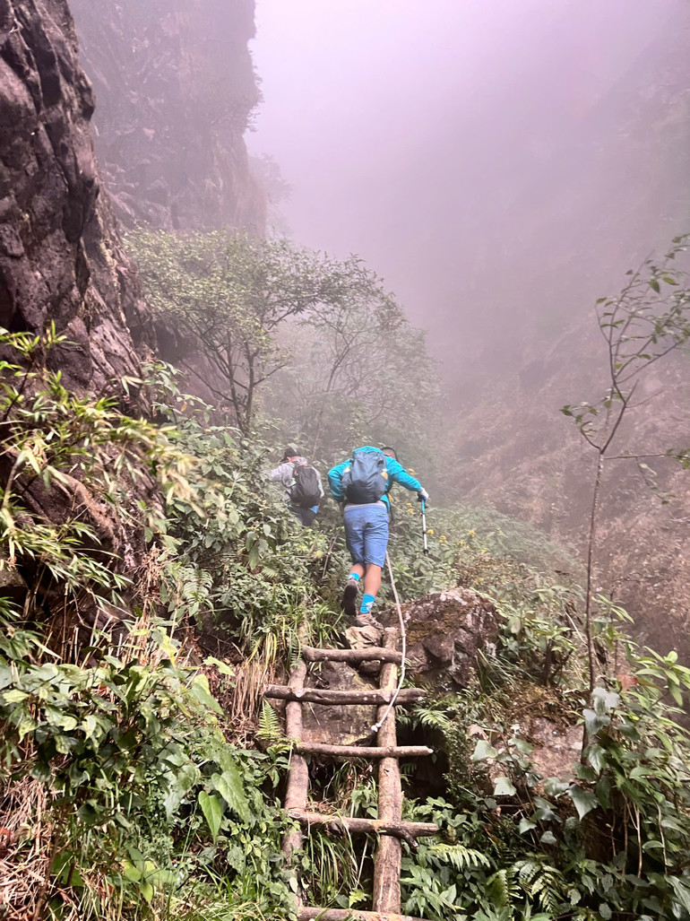 Những đoạn hiểm trở trên đường leo. "Độc đạo". Những đoạn hiểm trở trên đường leo. "Độc đạo".