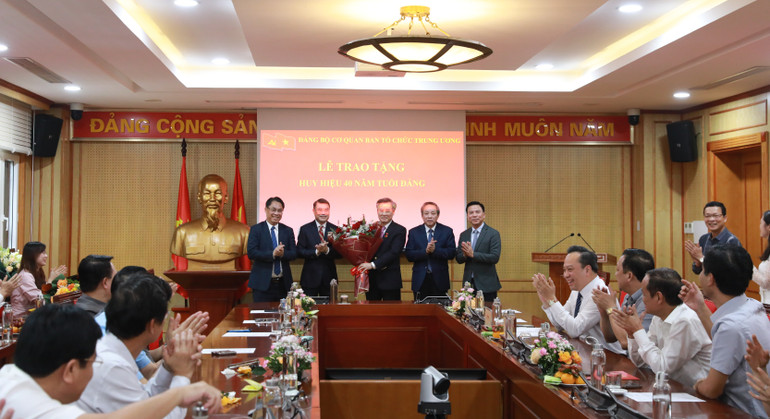 Các đồng chí lãnh đạo Ban Tổ chức Trung ương chúc mừng đồng chí Nguyễn Quang Dương.