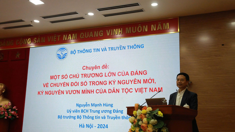 Bộ trưởng Nguyễn Mạnh Hùng thông tin chuyên đề về chuyển đổi số.