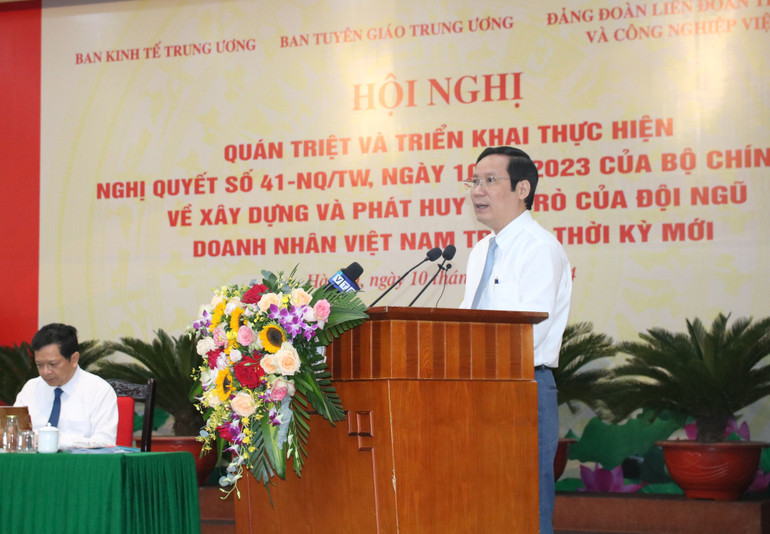 Bí thư Đảng đoàn, Chủ tịch VCCI Phạm Tấn Công báo cáo Chương trình hành động của Đảng đoàn VCCI.