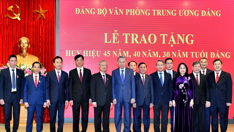 Các đồng chí lãnh đạo Đảng, Văn phòng Trung ương Đảng dự Lễ trao Huy hiệu Đảng. (Ảnh: ĐĂNG KHOA)