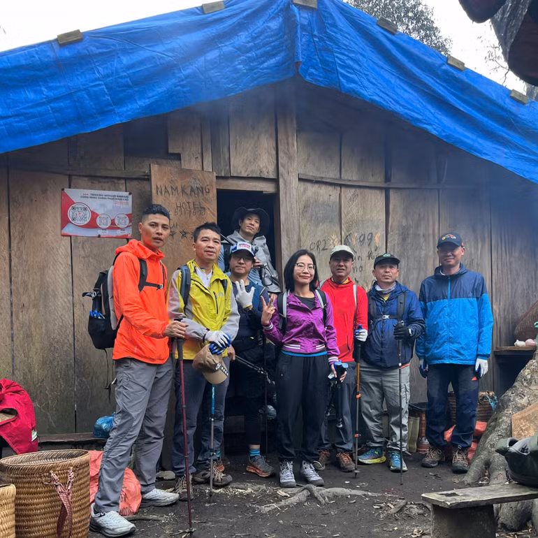 Lán giữa rừng. Và bữa tối.