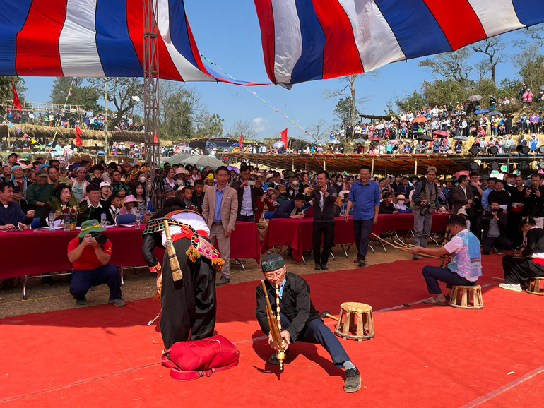 Đại diện các đội thi lắp ráp khèn Mông.