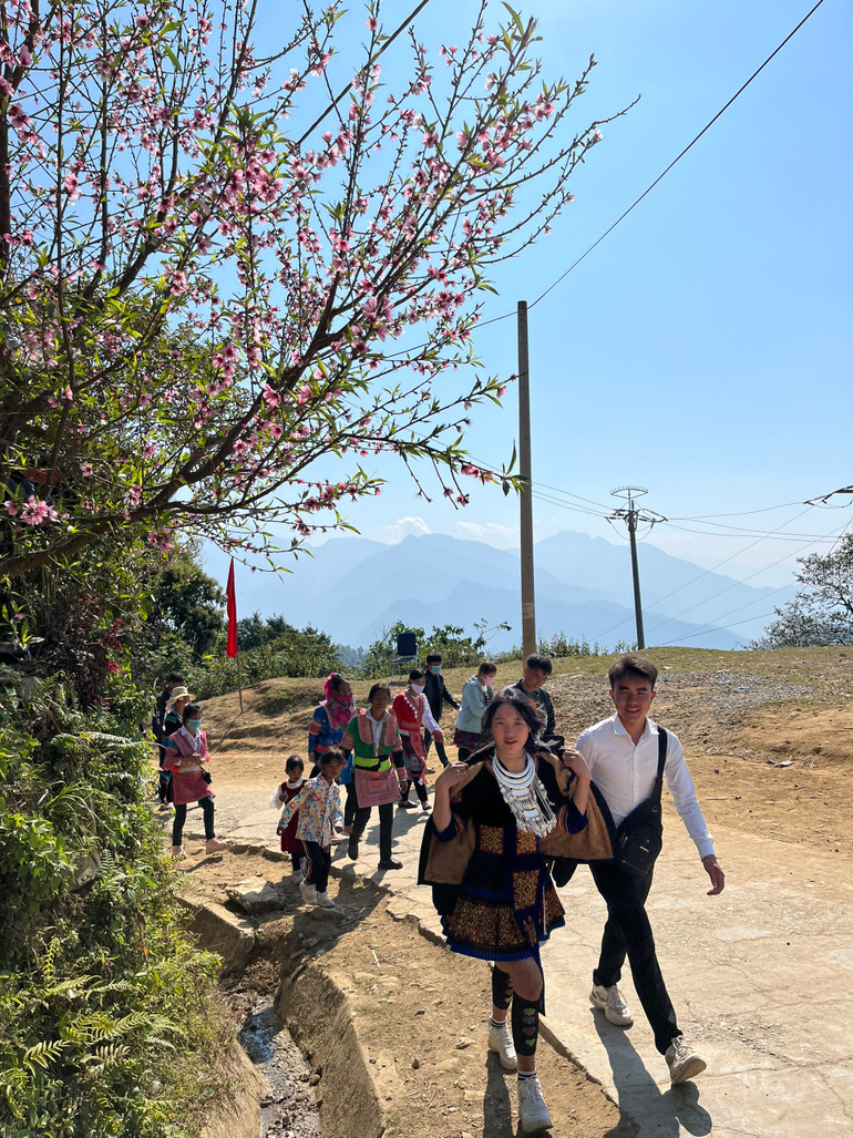 Nô nức đi hội.