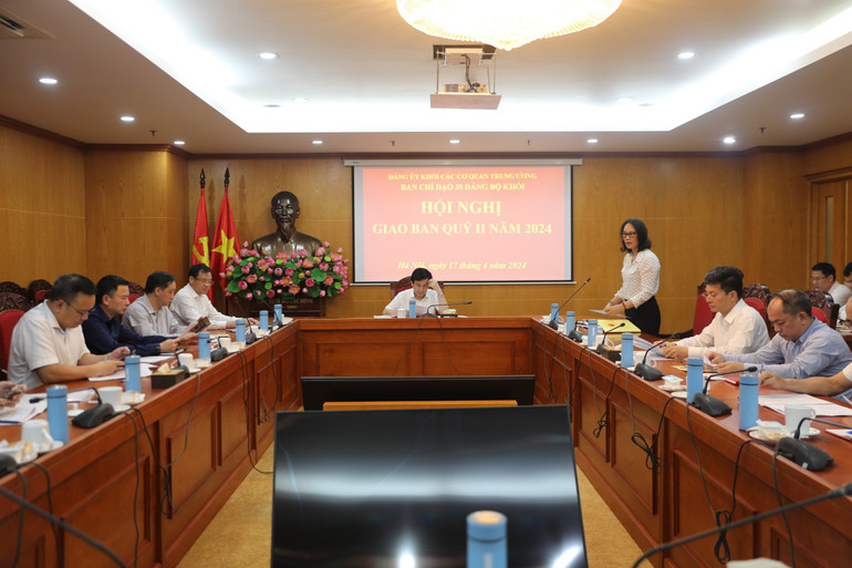 Đồng chí Hà Thị Trang, Trưởng ban Tuyên giáo Đảng ủy Khối, Phó Trưởng ban Thường trực Ban Chỉ đạo 35 Đảng bộ Khối báo cáo kết quả quý I.