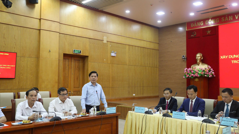 Bí thư Đảng ủy Khối các cơ quan Trung ương Nguyễn Văn Thể phát biểu ý kiến tại tọa đàm.