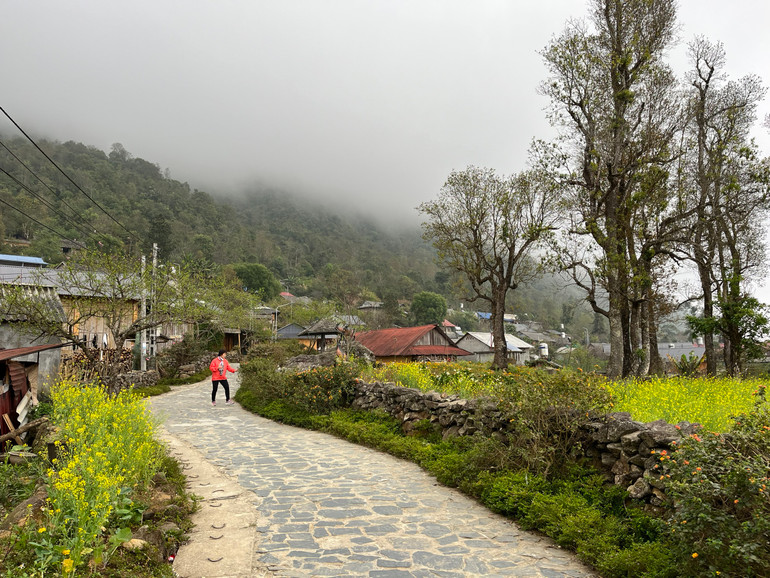 Sắc xuân mới trên bản làng.