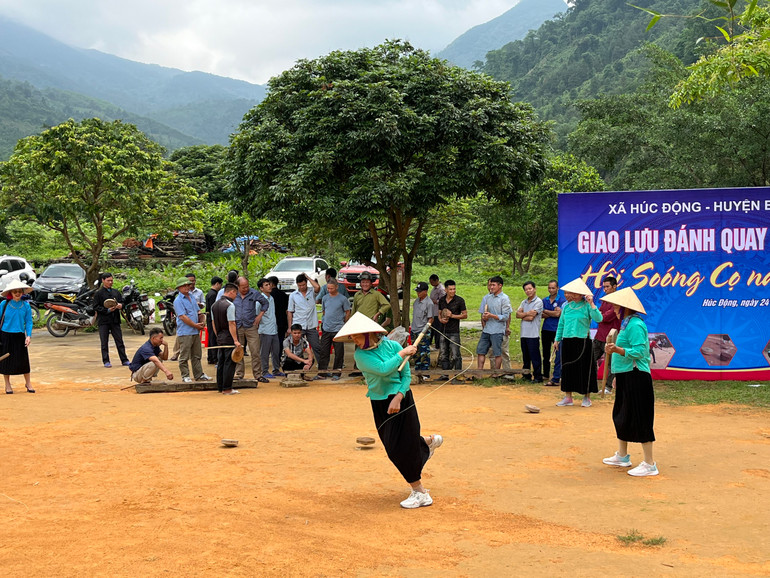Đánh quay cũng là trò chơi dân gian đặc sắc của người dân bản địa. Con quay được làm từ gỗ dẻ, có hình dáng khác và kích thước lớn hơn con quay ở các vùng miền khác. Đánh quay cũng là trò chơi dân gian đặc sắc của người dân bản địa. Con quay được làm từ gỗ dẻ, có hình dáng khác và kích thước lớn hơn con quay ở các vùng miền khác.
