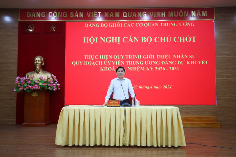 Bí thư Đảng ủy Khối Nguyễn Văn Thể phát biểu ý kiến tại hội nghị.