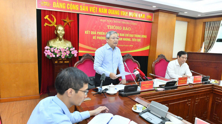 Thiếu tướng Hoàng Anh Tuyên, Phó Chánh Văn phòng Bộ Công an thông tin về một số vụ án lớn. (Ảnh: ĐĂNG KHOA)