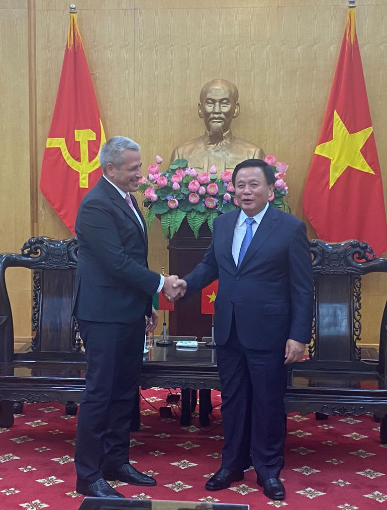 Đồng chí Nguyễn Xuân Thắng tiếp, làm việc với ngài Uladzimir Baravikou, Đại sứ Đặc mệnh toàn quyền Cộng hòa Belarus tại Việt Nam. Đồng chí Nguyễn Xuân Thắng tiếp, làm việc với ngài Uladzimir Baravikou, Đại sứ Đặc mệnh toàn quyền Cộng hòa Belarus tại Việt Nam.