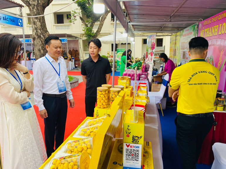 Nhiều sản phẩm áp dụng công nghệ cao được người dân quan tâm.