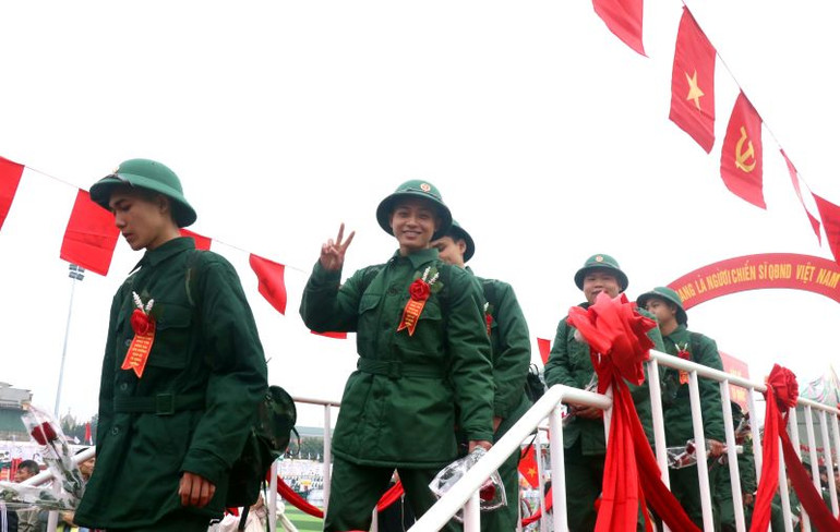 Thanh niên thành phố Hưng Yên bước trên cầu vinh quang lên đường nhập ngũ.