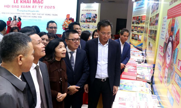 Ủy viên Trung ương Đảng, Tổng Biên tập Báo Nhân Dân, Chủ tịch Hội Nhà báo Việt Nam Lê Quốc Minh; Ủy viên Trung ương Đảng Bí thư Tỉnh ủy Hưng Yên Nguyễn Hữu Nghĩa cùng lãnh đạo tỉnh Hưng Yên, Hội Nhà báo Việt Nam thăm gian trưng bày Báo xuân 2025. Ủy viên Trung ương Đảng, Tổng Biên tập Báo Nhân Dân, Chủ tịch Hội Nhà báo Việt Nam Lê Quốc Minh; Ủy viên Trung ương Đảng Bí thư Tỉnh ủy Hưng Yên Nguyễn Hữu Nghĩa cùng lãnh đạo tỉnh Hưng Yên, Hội Nhà báo Việt Nam thăm gian trưng bày Báo xuân 2025.