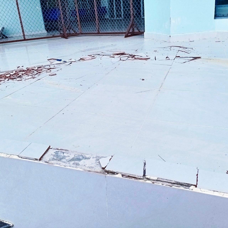 Nền gạch bị bong tróc.