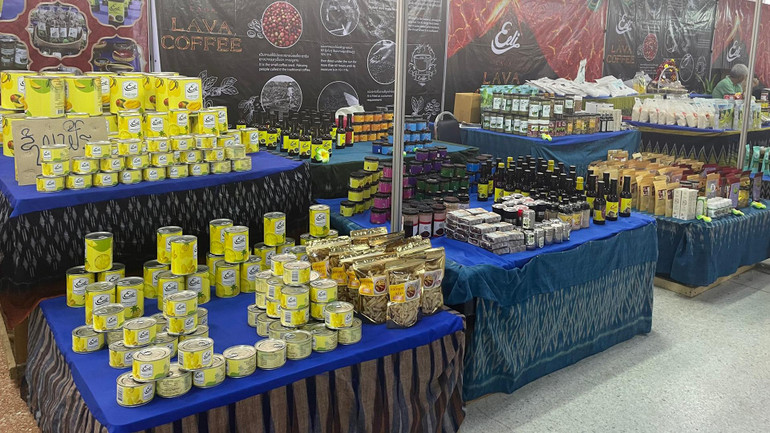 Một gian hàng trưng bày sản phẩm của Lào tại Hội chợ thương mại năm 2021.