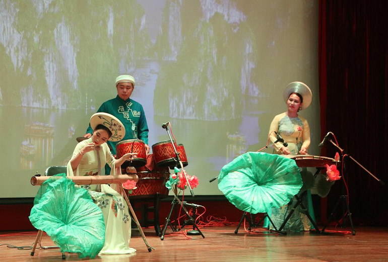 Tiếng đàn bầu Việt Nam làm say lòng khán giả có mặt tại nhà hát.