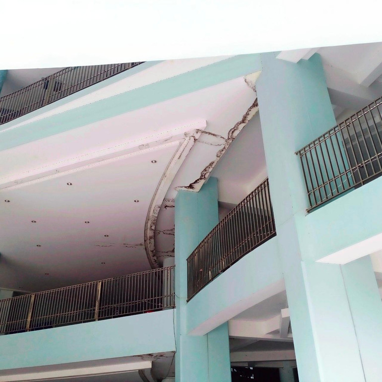 Tầng thượng Nhà Thiếu nhi bị thấm nước.