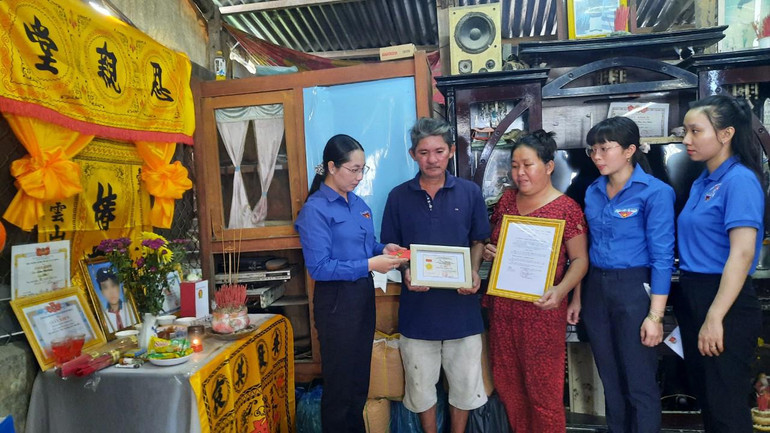 Thừa ủy quyền Trung ương Đoàn, lãnh đạo Tỉnh đoàn Vĩnh Long trao Huy hiệu “Tuổi trẻ dũng cảm" cho gia đình em N.M.Q ở huyện Bình Tân, tỉnh Vĩnh Long.