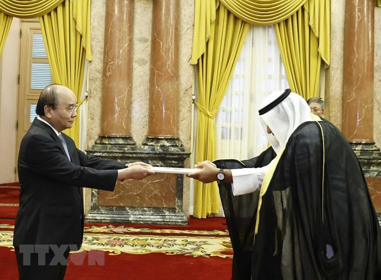 Chủ tịch nước Nguyễn Xuân Phúc tiếp nhận Quốc thư của Đại sứ Kuwait Yousef Ashour Al- Sabbagh. (Ảnh: Thống Nhất/TTXVN)