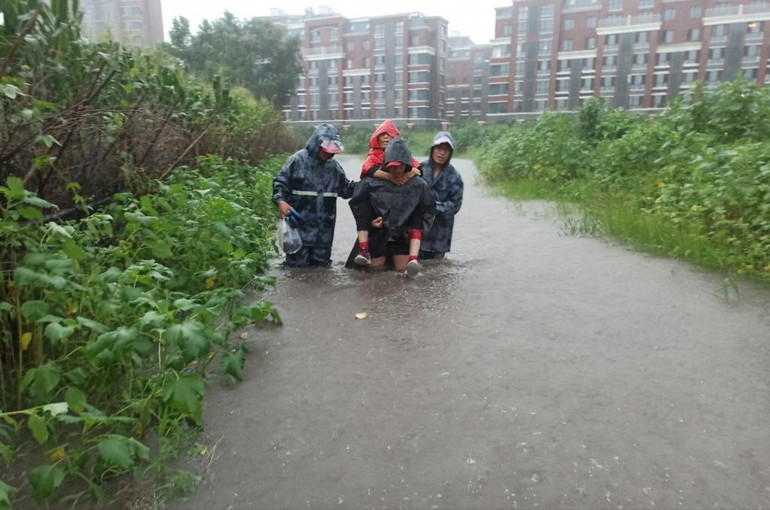 Giải cứu người dân bị mắc kẹt do mưa lũ ở tỉnh Liêu Ninh. (Ảnh: Tân Hoa Xã) Giải cứu người dân bị mắc kẹt do mưa lũ ở tỉnh Liêu Ninh. (Ảnh: Tân Hoa Xã)