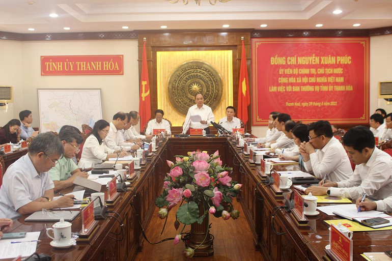 Quang cảnh buổi làm việc. Quang cảnh buổi làm việc.