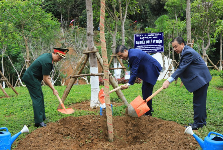 Đại sứ Lào và các đại biểu trồng cây lưu niệm tại Khu di tích.