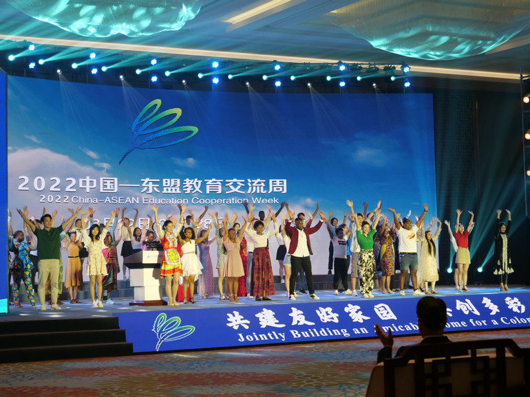 Tiết mục văn nghệ do lưu học sinh các nước ASEAN tại Quý Châu biểu diễn.