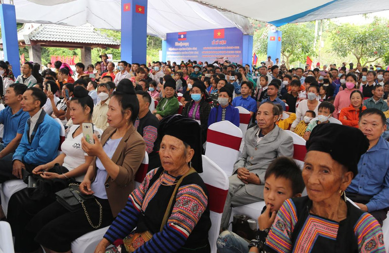 Đông đảo đồng bào các dân tộc huyện Yên Châu tham gia lễ kỷ niệm.