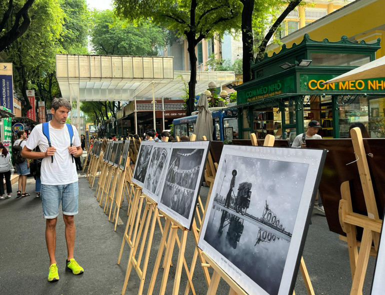 Du khách nước ngoài tham quan triển lãm tại Đường sách thành phố.