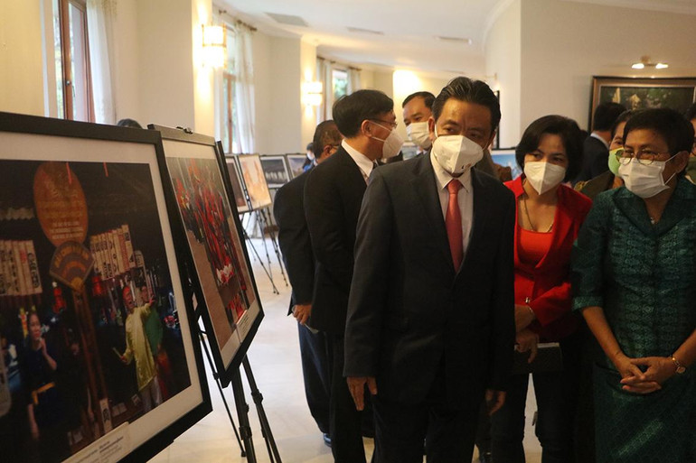 Thứ trưởng Hoàng Đạo Cương và Bộ trưởng Văn hóa và nghệ thuật Campuchia Phoeurng Sackona tham quan triển lãm.