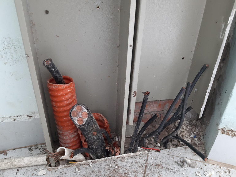 Hệ thống dây cáp điện phục vụ cấp nguồn cho Nhà Thiếu nhi tỉnh Tiền Giang đã bị cắt trộm.