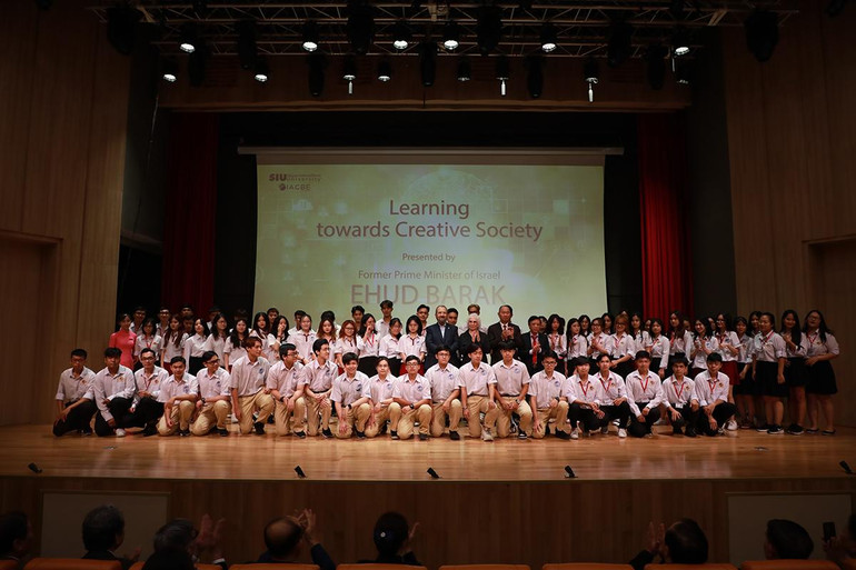 Các bạn trẻ Việt Nam chụp hình lưu niệm cùng cựu Thủ tướng Israel Ehud Barak sau buổi giao lưu truyền cảm hứng.