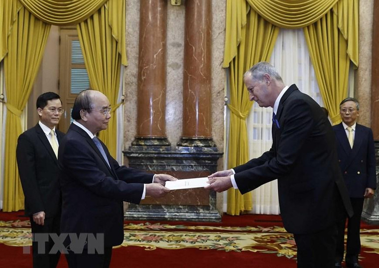 Chủ tịch nước Nguyễn Xuân Phúc tiếp nhận Quốc thư của Đại sứ Israel Yaron Mayer. (Ảnh: Thống Nhất/TTXVN)