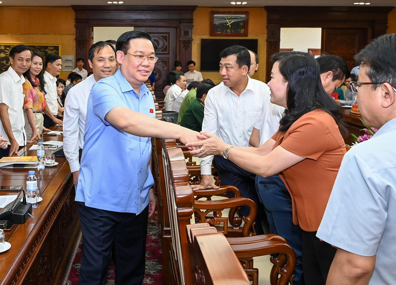 Chủ tịch Quốc hội Vương Đình Huệ với các cán bộ chủ chốt tỉnh Hà Tĩnh tại buổi làm việc.