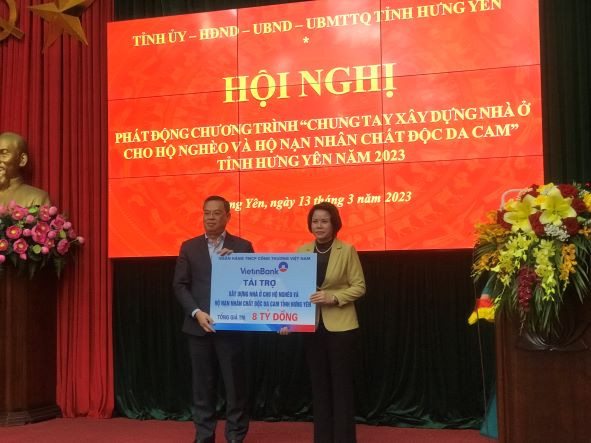 Đại diện Ủy ban Mặt trận Tổ quốc tỉnh Hưng Yên tiếp nhận ủng hộ của các đơn vị, tổ chức. Đại diện Ủy ban Mặt trận Tổ quốc tỉnh Hưng Yên tiếp nhận ủng hộ của các đơn vị, tổ chức.