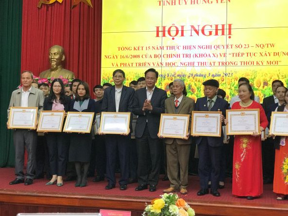 Bí thư Tỉnh ủy Hưng Yên Nguyễn Hữu Nghĩa tặng bằng khen cho các tập thể có thành tích xuất sắc trong hoạt động văn hóa, nghệ thuật ở tỉnh Hưng Yên. Bí thư Tỉnh ủy Hưng Yên Nguyễn Hữu Nghĩa tặng bằng khen cho các tập thể có thành tích xuất sắc trong hoạt động văn hóa, nghệ thuật ở tỉnh Hưng Yên.