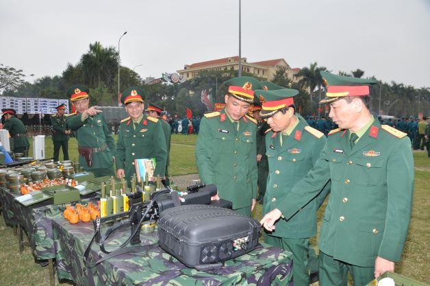 Các đại biểu tham quan mô hình học cụ, vật chất, phương tiện huấn luyện.