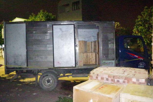 Ô tô chở thuốc lá điếu và tang vật thuốc là điếu bị thu giữ.